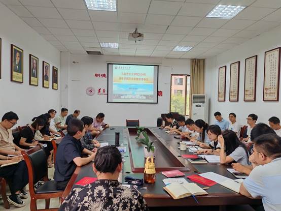 会议室里的人们描述已自动生成