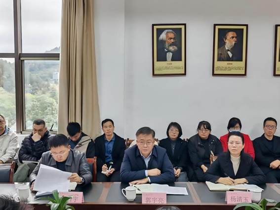 一群人坐在桌子前AI 生成的内容可能不正确。