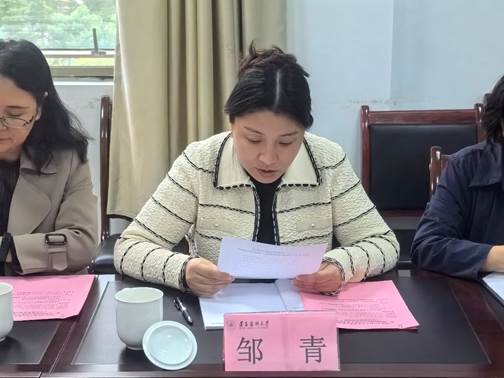 女人坐在桌子前中度可信度描述已自动生成