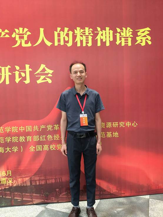 人站在涂鸦墙前AI 生成的内容可能不正确。